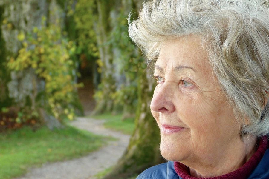 Une femme âgée qui a confiance en elle. La sophrologie aide à renforcer la confiance.
