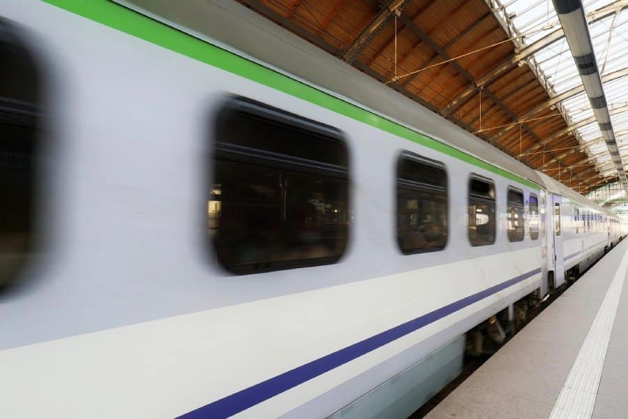 Un train avec une impression de vitesse. Des personnes ressentent une peur dans le train.