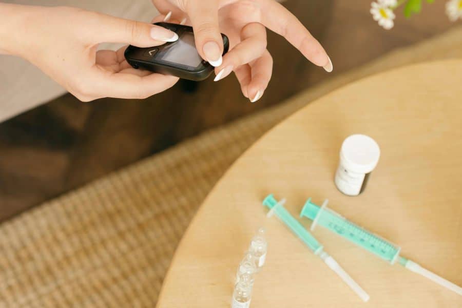 Une femme qui se prépare à se faire une piqûre. Cela peut provoquer du stress voire une phobie.