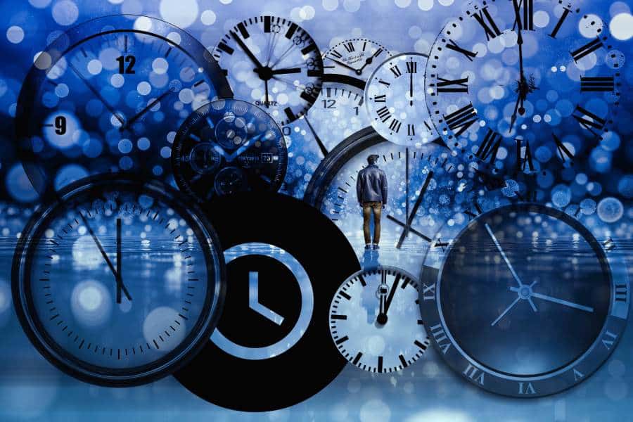 Jeune homme pris par des contraintes de temps et qui procrastine.