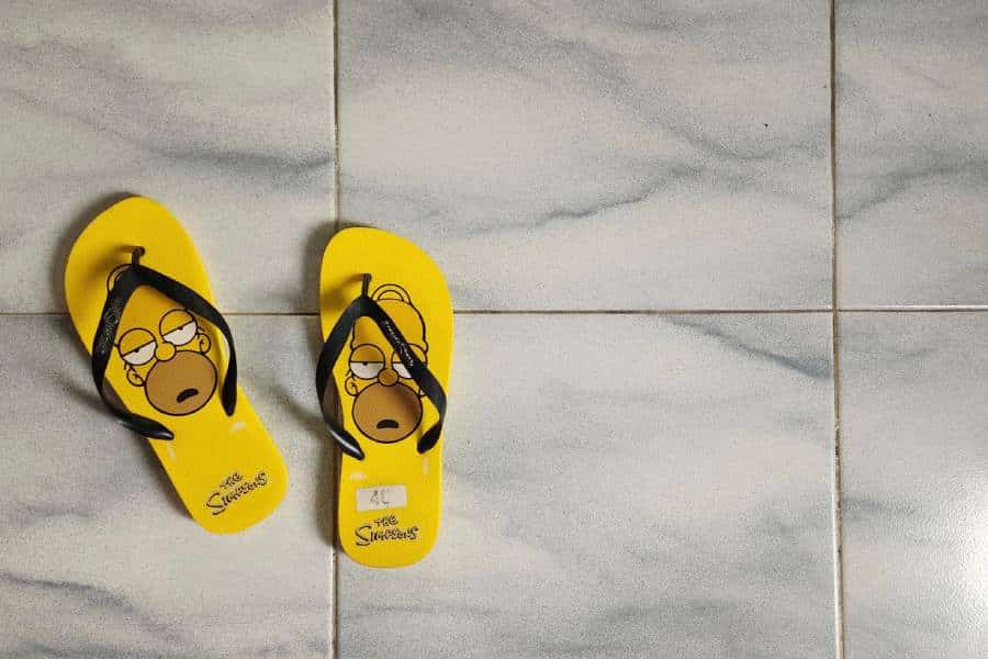 Une paire de tongue qui symbole la procrastination avec le plaisir immédiat plutôt que le travail