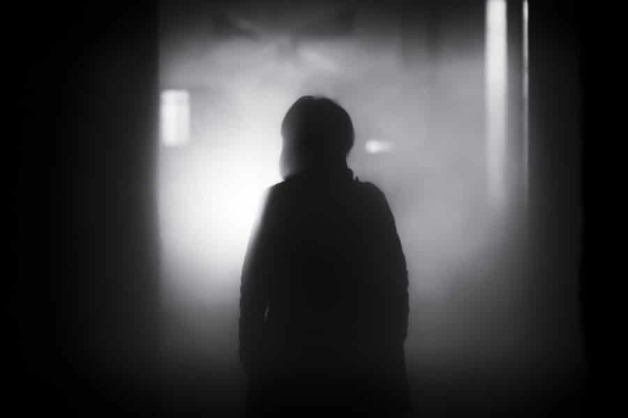 Jeune femme dans une rue sombre qui pourrait avoir la peur du noir